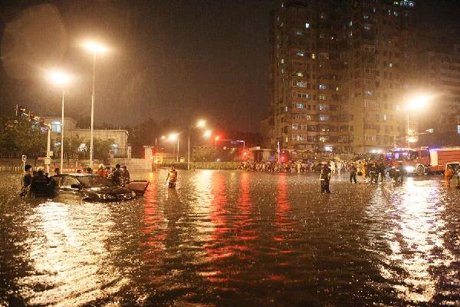 Nước mưa nhấn chìm nhiều đường tại thành phố Bắc Kinh khiến nhiều xe hơi mắc kẹt hôm 21/7.  
